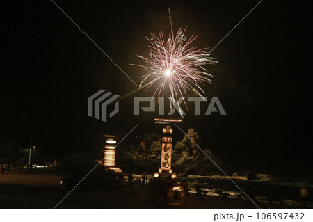 曽々木大祭の乱舞するキリコと花火 106597432