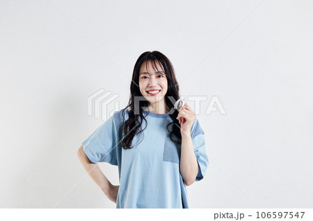 マウスピース矯正をする女性 106597547