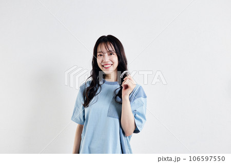 マウスピース矯正をする女性 マウスピース矯正をする女性 106597550