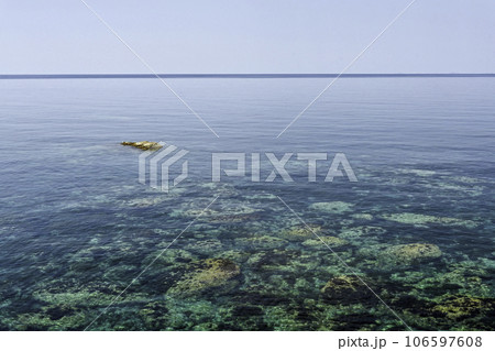 能登西保海岸の夏景色 106597608