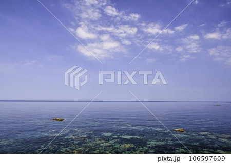 能登西保海岸の夏景色 能登西保海岸の夏景色 106597609