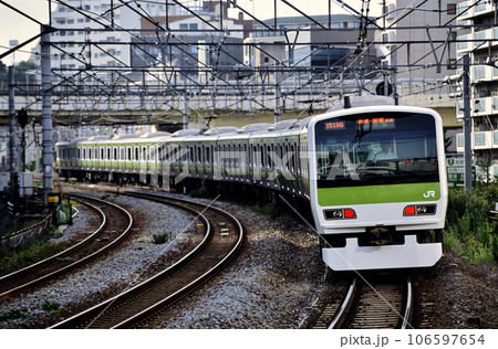 2002年 山手線を走るE231系500番台電車10両の写真素材