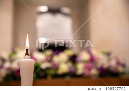 キャンドル越しの遺影写真 キャンドル越しの遺影写真 106597702