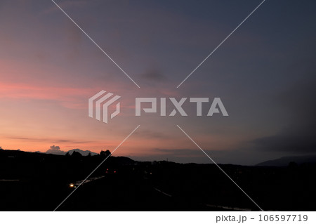 北杜市小淵沢町、空が白む頃回送列車が行く小海線 106597719