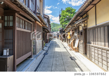 福井県小浜市 晴天の小浜西組重要伝統的建造物群保存地区の町並み 福井県小浜市 晴天の小浜西組重要伝統的建造物群保存地区の町並み 106597882