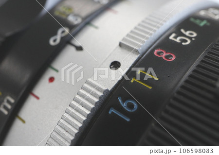 古いフィルムカメラのカラフルな目盛り 106598083