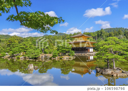 夏の金閣寺（鹿苑寺）の景観 106598798