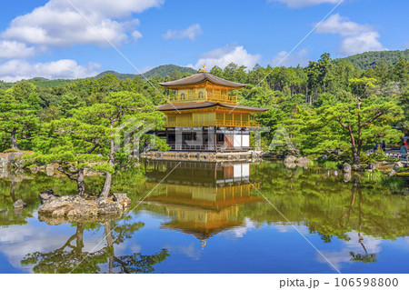 夏の金閣寺（鹿苑寺）の景観 106598800