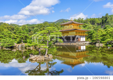 夏の金閣寺（鹿苑寺）の景観 106598801