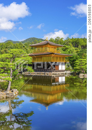 夏の金閣寺（鹿苑寺）の景観 106598803