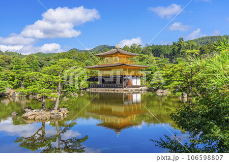 夏の金閣寺（鹿苑寺）の景観 106598807
