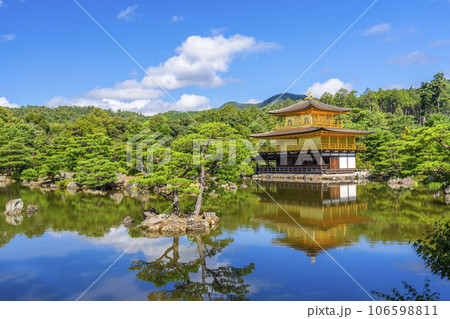 夏の金閣寺（鹿苑寺）の景観 106598811