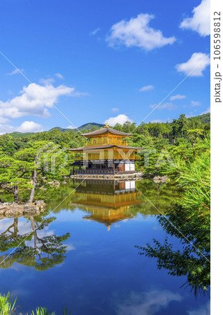 夏の金閣寺（鹿苑寺）の景観 106598812