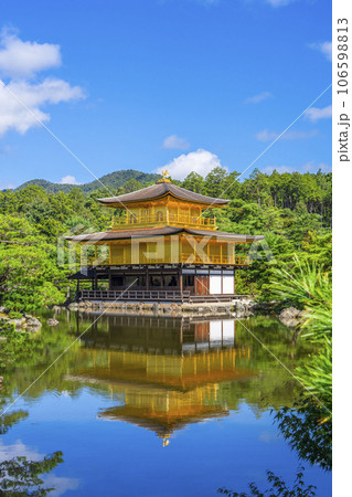 夏の金閣寺（鹿苑寺）の景観 106598813
