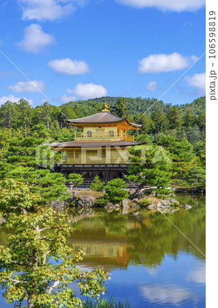 夏の金閣寺（鹿苑寺）の景観 106598819
