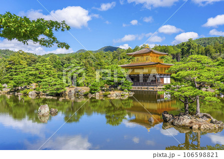 夏の金閣寺（鹿苑寺）の景観 106598821