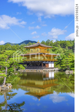 夏の金閣寺（鹿苑寺）の景観 106598824