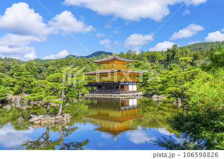 夏の金閣寺（鹿苑寺）の景観 106598826