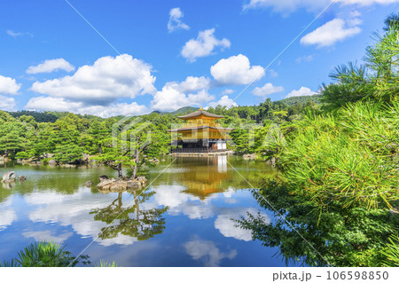 夏の金閣寺（鹿苑寺）の景観 106598850
