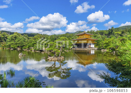 夏の金閣寺（鹿苑寺）の景観 106598853