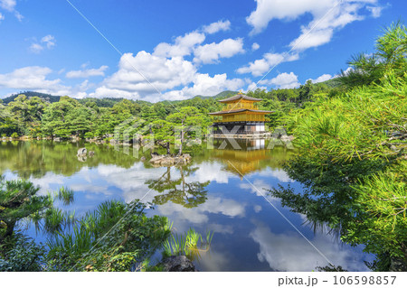 夏の金閣寺（鹿苑寺）の景観 106598857
