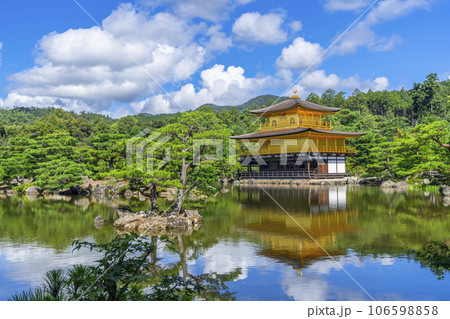 夏の金閣寺（鹿苑寺）の景観 106598858