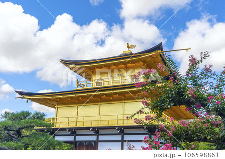 夏の金閣寺（鹿苑寺）舎利殿とサルスベリの花 106598861