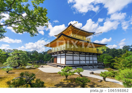 夏の金閣寺（鹿苑寺）舎利殿　裏側 106598862