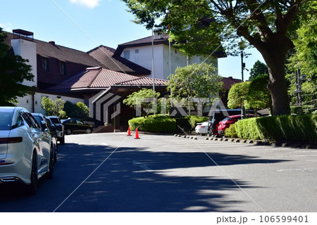 箱根町芦ノ湖畔 山のホテルのエントランスと夏空 箱根町芦ノ湖畔 山のホテルのエントランスと夏空 106599401