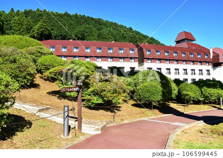 箱根町芦ノ湖畔　山のホテルと庭園遊歩道と青空と道しるべ 106599445