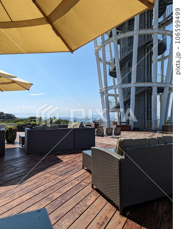 江ノ島のテラスから撮った青空 106599499