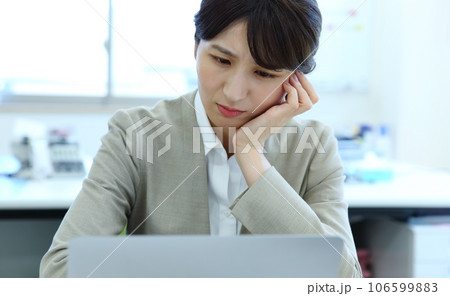 パソコン前で悩む・困る女性会社員イメージ 106599883