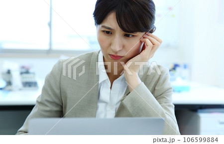 パソコン前で悩む・困る女性会社員イメージ パソコン前で悩む・困る女性会社員イメージ 106599884