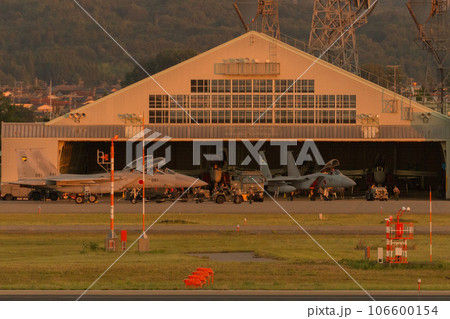 夕暮れの航空自衛隊戦闘機の格納庫 夕暮れの航空自衛隊戦闘機の格納庫 106600154