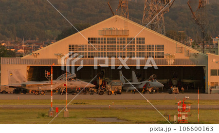 夕暮れの航空自衛隊戦闘機の格納庫 106600163