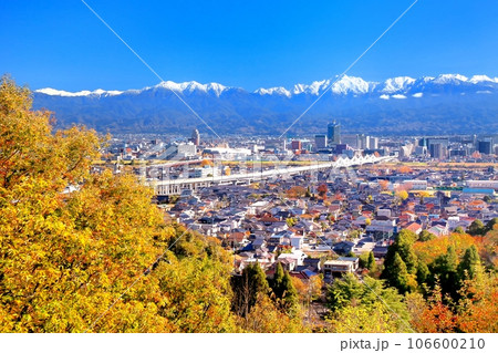 秋の呉羽山公園より望む富山市街と立山連峰 秋の呉羽山公園より望む富山市街と立山連峰 106600210