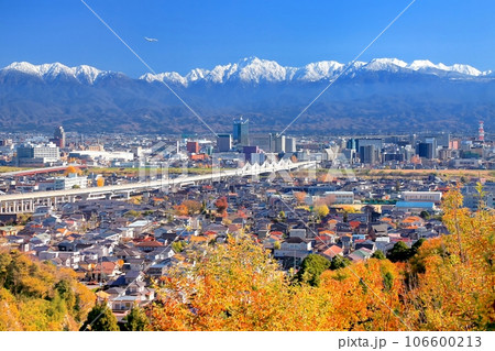 秋の呉羽山公園より望む富山市街と立山連峰 秋の呉羽山公園より望む富山市街と立山連峰 106600213