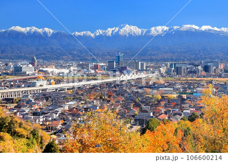 秋の呉羽山公園より望む富山市街と立山連峰 106600214