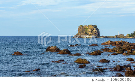朝日を浴びる帆掛島　男鹿半島　秋田県 106600500