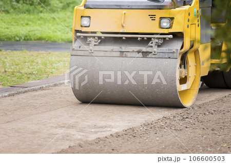 舗装工事イメージ　路盤を平らに均すローラー車 106600503