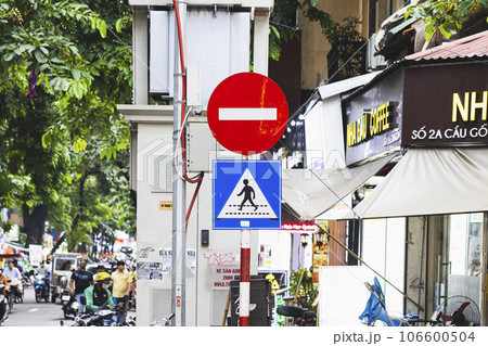 ベトナムハノイの道路で撮影した車両進入禁止と横断歩道の道路標識 106600504