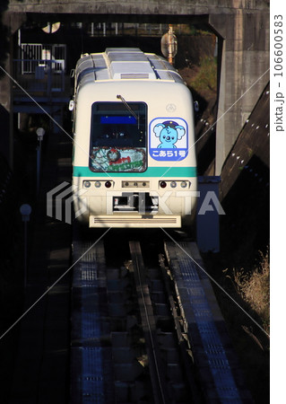 陽を浴びて出発するユーカリが丘線　【千葉県佐倉市ユーカリが丘にて】 106600583