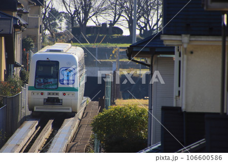 坂を駆け上がるユーカリが丘線 【千葉県佐倉市ユーカリが丘にて】 坂を駆け上がるユーカリが丘線 【千葉県佐倉市ユーカリが丘にて】 106600586