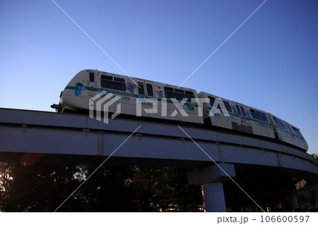 青空を走るユーカリが丘線 【千葉県佐倉市ユーカリが丘にて】 青空を走るユーカリが丘線 【千葉県佐倉市ユーカリが丘にて】 106600597