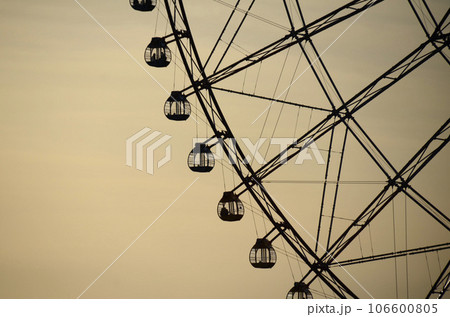 夕方の観覧車 106600805