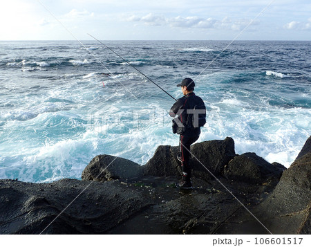 荒れた磯でヒラスズキを狙う 106601517