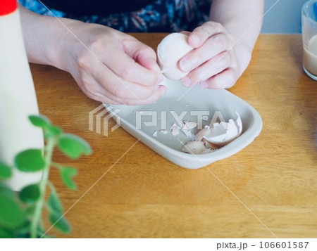 ゆで卵の殻剥き ゆで卵の殻剥き 106601587