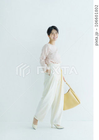 白背景の若い女性の全身のファッションポートレート 縦位置 白背景の若い女性の全身のファッションポートレート 縦位置 106601802