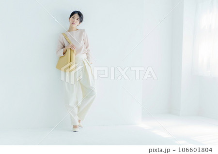 白背景の若い女性の全身のファッションポートレート 白背景の若い女性の全身のファッションポートレート 106601804