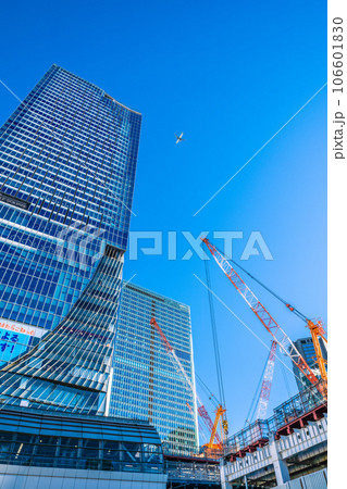 日本の東京都市景観 新時代へ・宮益坂下側から大型クレーンや渋谷駅再開発、航空機など（新春イメージ） 106601830